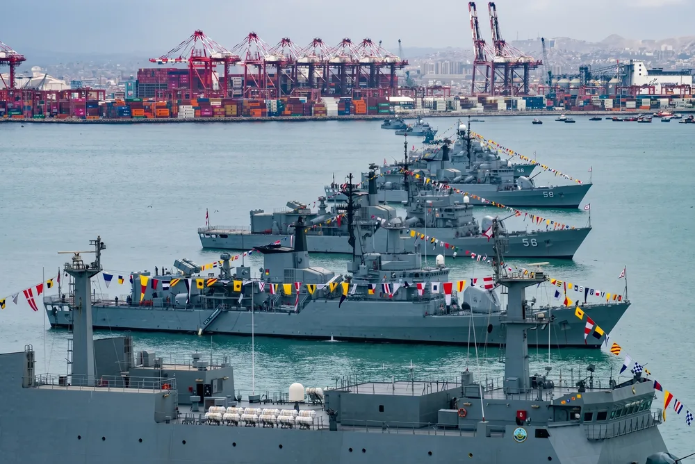 Buques de la Marina de Guerra del Perú atracados en puerto